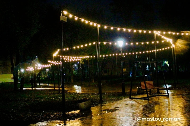    Сквер находится на Ленина, 153а. Здесь поставили новые качели, заменили скамейки и урны