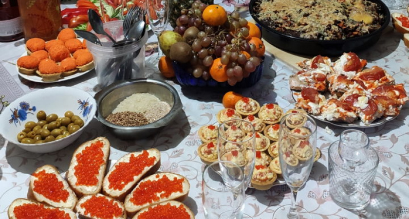    Новогодний стол 2026: задобри Огненную Лошадь, и счастье постучится в дверь — что можно готовить, а что нельзя