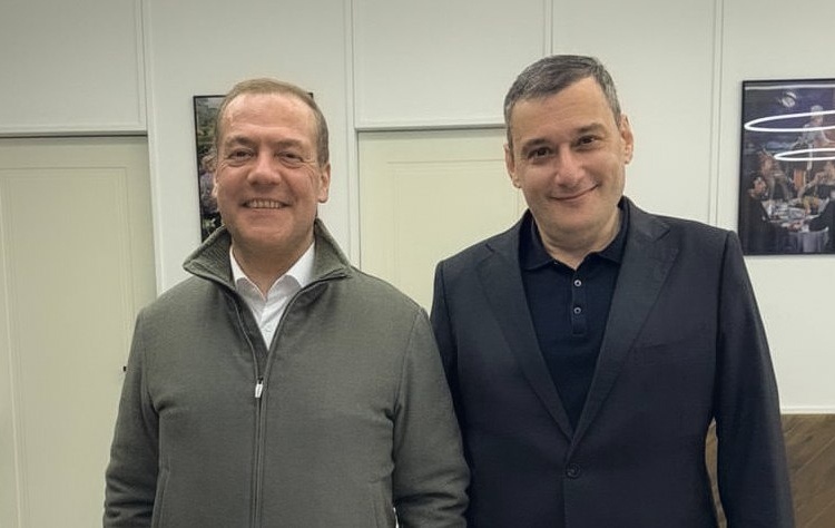     Зампред Совбеза Медведев пошутил с Хинштейном и проехался по Курску за рулём