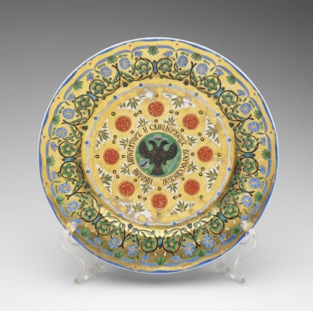 Тарелка десертная из сервиза. Фото: Музеи Московского Кремля https://vk.cc/cQNV3G