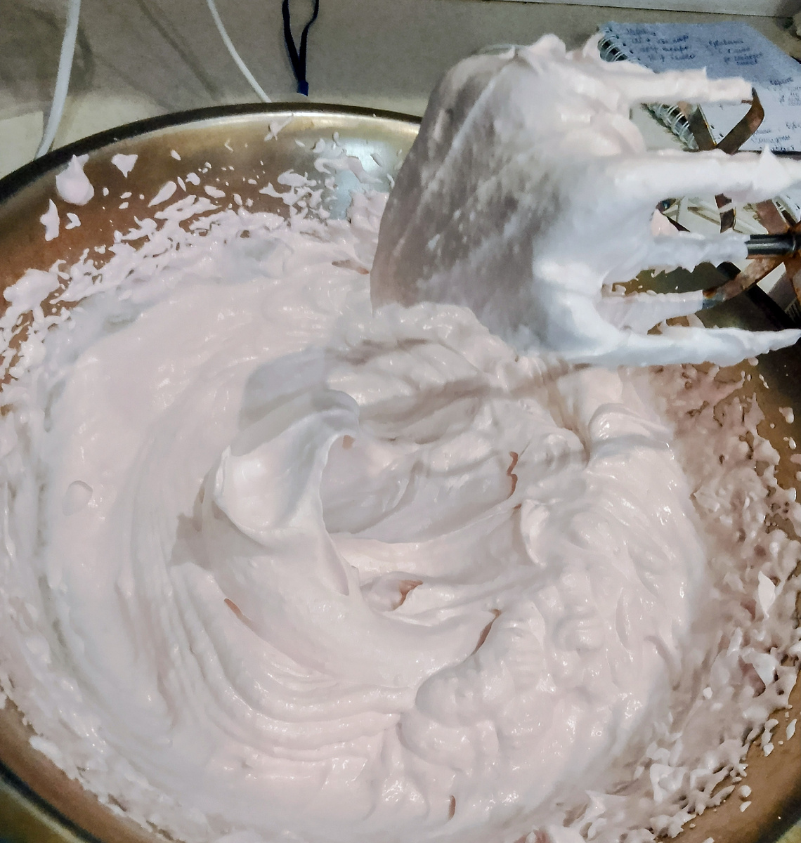 За счёт красных яблочек меренга стала розовой 