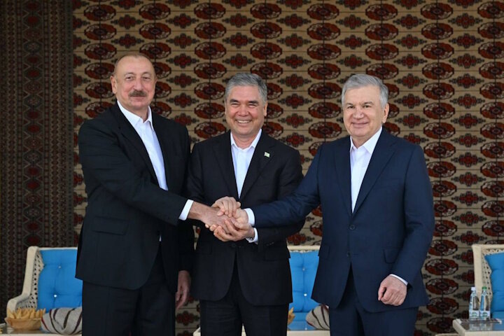   Ильхам Алиев (слева), Гурбангулы Бердымухамедов (посередине) и Шавкат Мирзиеев (справа) на саммите в Туркменбаши (Туркменистан), 22 августа 2025 года.   
источник фото: пресс-служба президента Узбекистана.