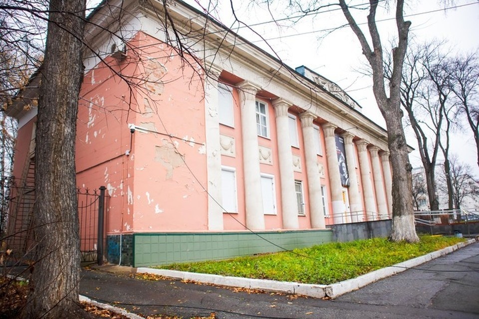    Вот так выглядит музей изобразительных искусств в 2025 году. Мягко скажем, обшарпанно. Фото: Данил Иванов