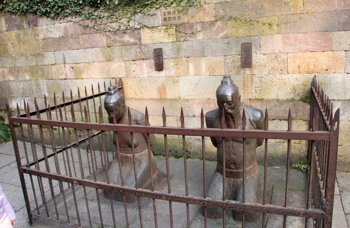    Говорят, что на их статуи даже мочатся. Источник фотографии: wikimedia.org