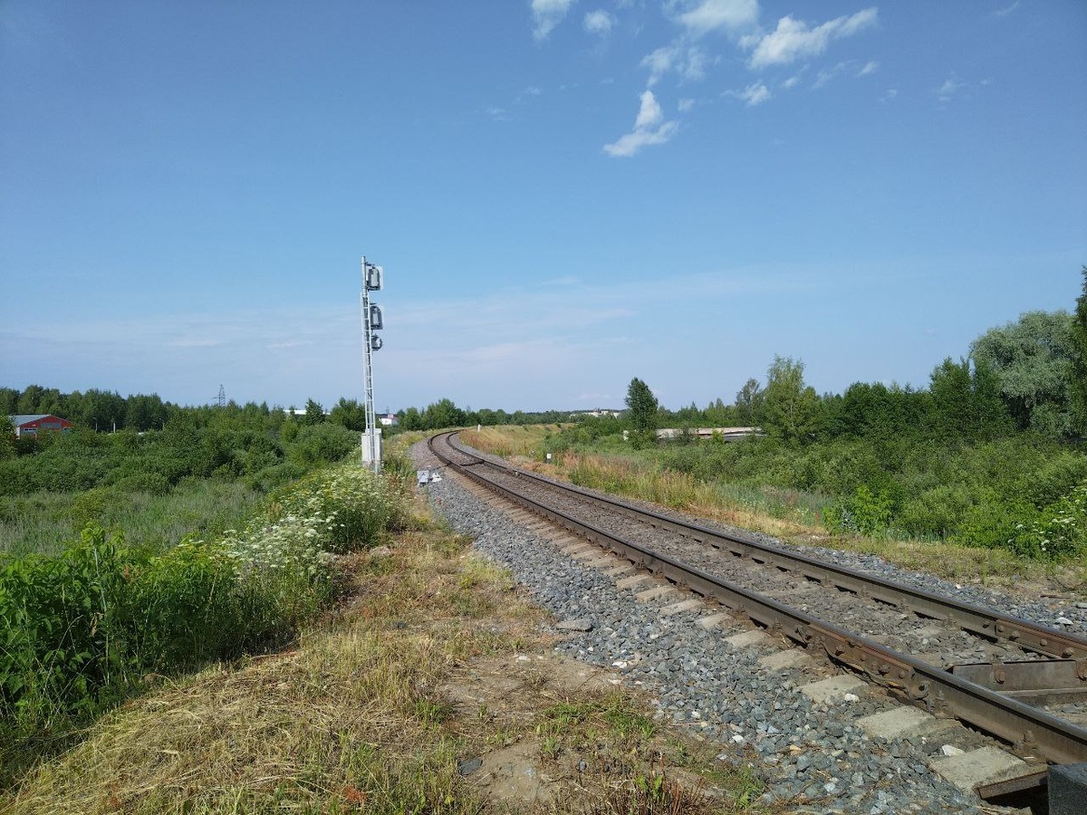 Эта фотография стоит на публикации, с которой я начинал рассказ об окрестностях столицы, и символично, что она станет и последней в этом цикле. Это светофоры около станции Савёлово, и очень мало поездов пересекают их и едут дальше на север, в сторону Сонкова. Фото из моего личного архива.