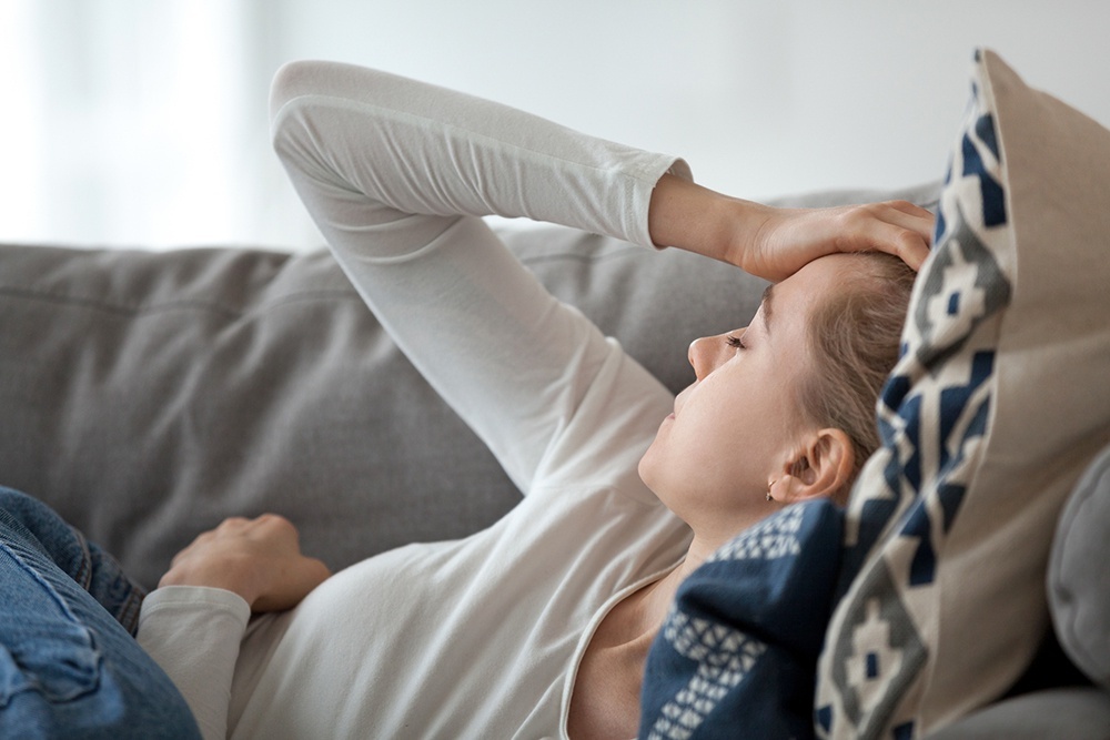    На головные боли жалуется большинство людей, а в межсезонье, когда погода меняется каждый день, они мучают даже тех, кто на самочувствие жалуется нечасто и не носит с собой медикаменты на разные случаи жизни. / Фото: iStock