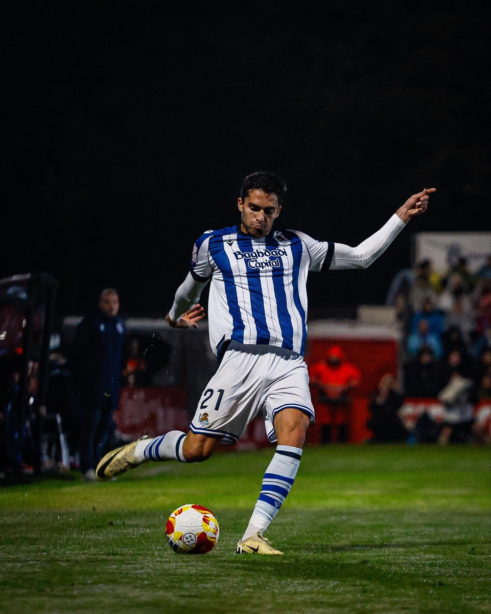 Изображение взято с просторов Интернета. Арсен Захарян во время матча с "Негрейрой"