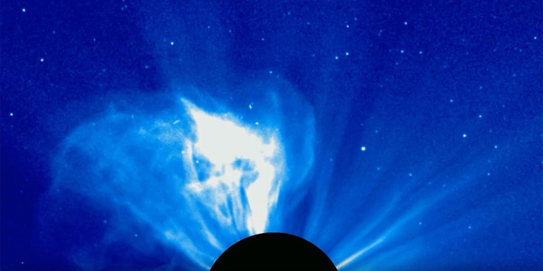 На обратной стороне Солнца произошел мощный взрыв