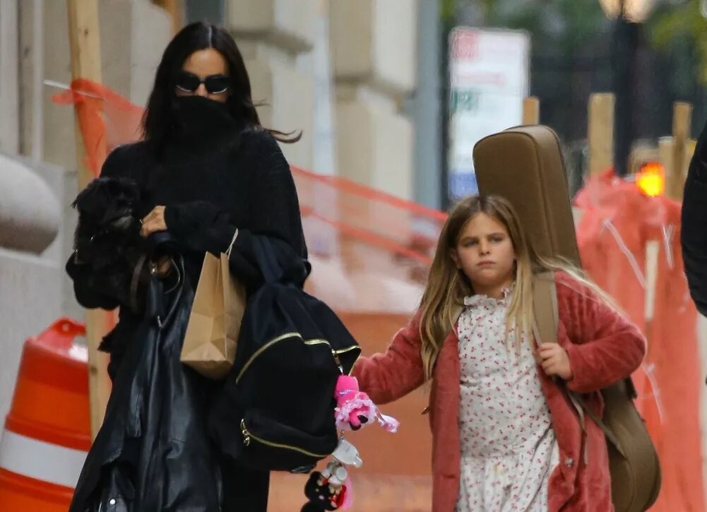    Ирина Шейк в маске гуляет по Нью-Йорку с дочерью Леей и очаровательным черным щенком
