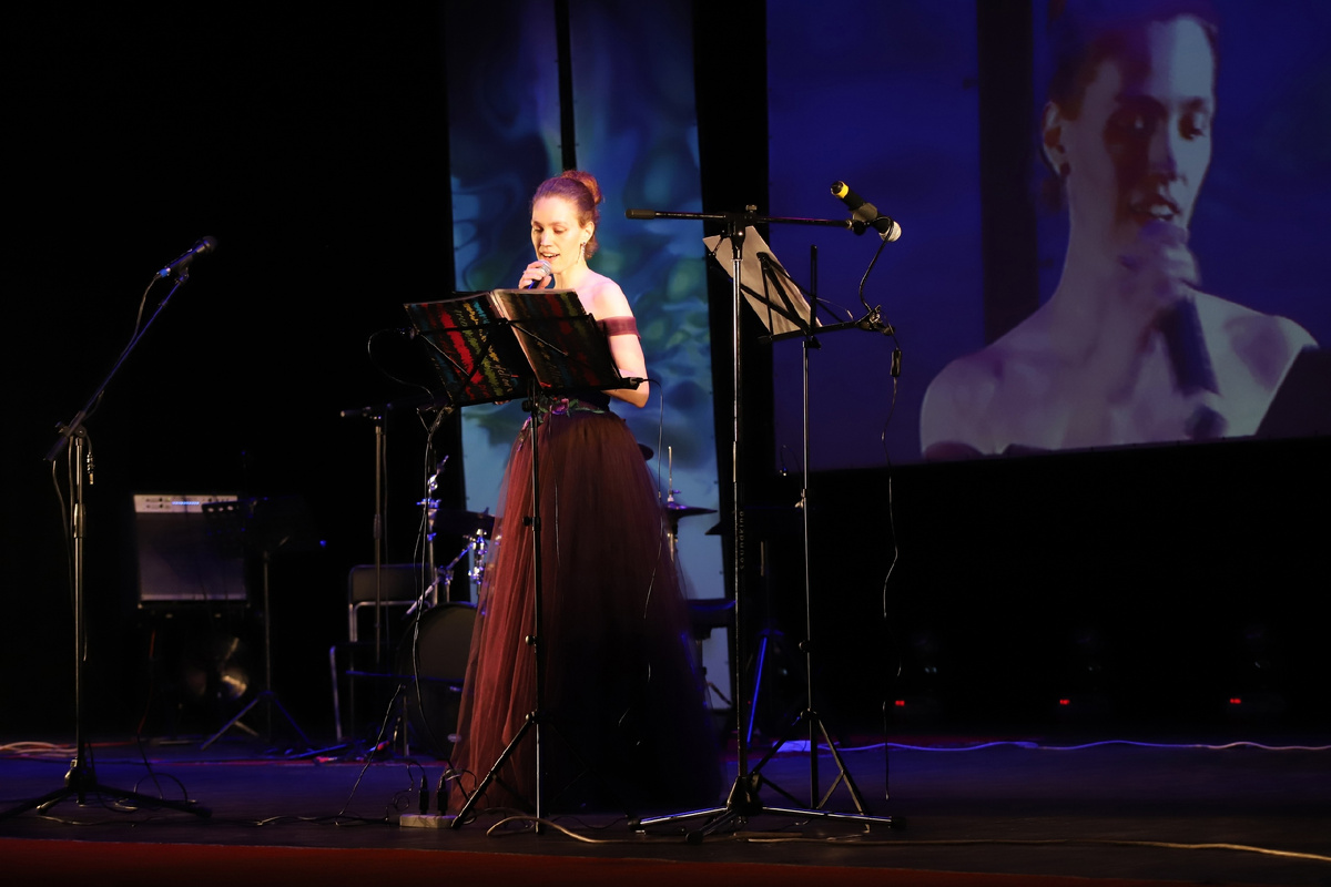 Я - ведущия арт-проекта "Многоголосье"