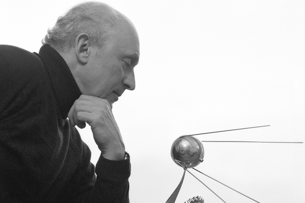    Конструктор ракетно-космической техники, главный конструктор по направлению создания лунных автоматических станций Научно-производственного объединения имени С. А. Лавочкина, один из создателей первого искусственного спутника земли "Спутник-1", инженер Олег Генрихович Ивановский. / Фото: Валерий Христофоров/ТАСС