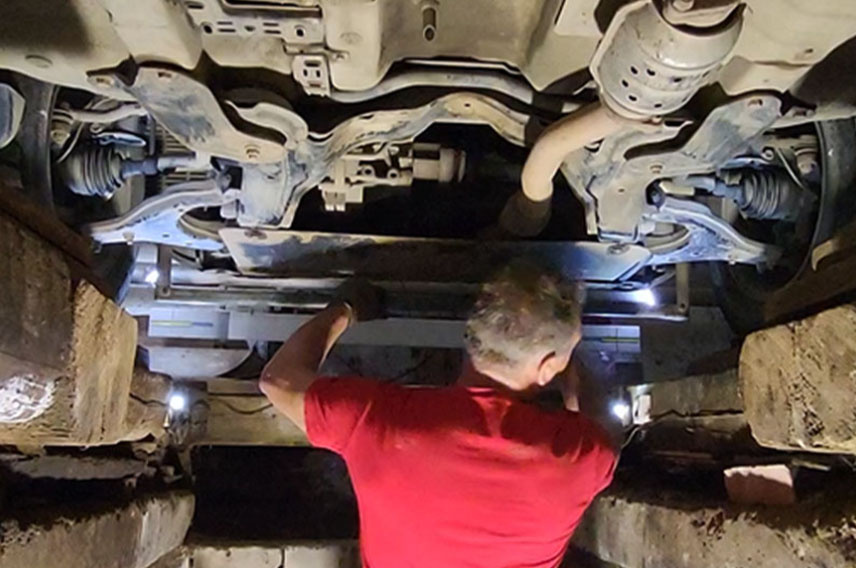 Регулирую развал-схождение по линейке — не на стенде, а своими руками. Да, это неидеально, но для стареющего автомобиля и такой способ даёт заметный результат. Главное — понимать, что даже простая регулировка может продлить жизнь шинам и улучшить управляемость.