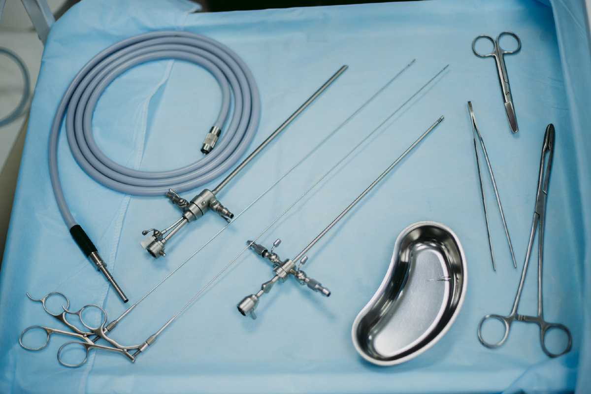 Тонкие и высокотехнические инструменты для безболезненного удаления полипа