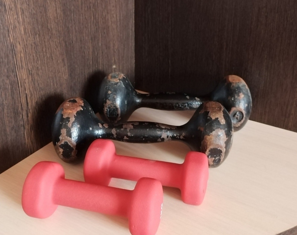 Маленькие гантели отдала сестре: можно заниматься, а можно положить в рюкзак, как утяжелители и для безопасности 😁😁😁