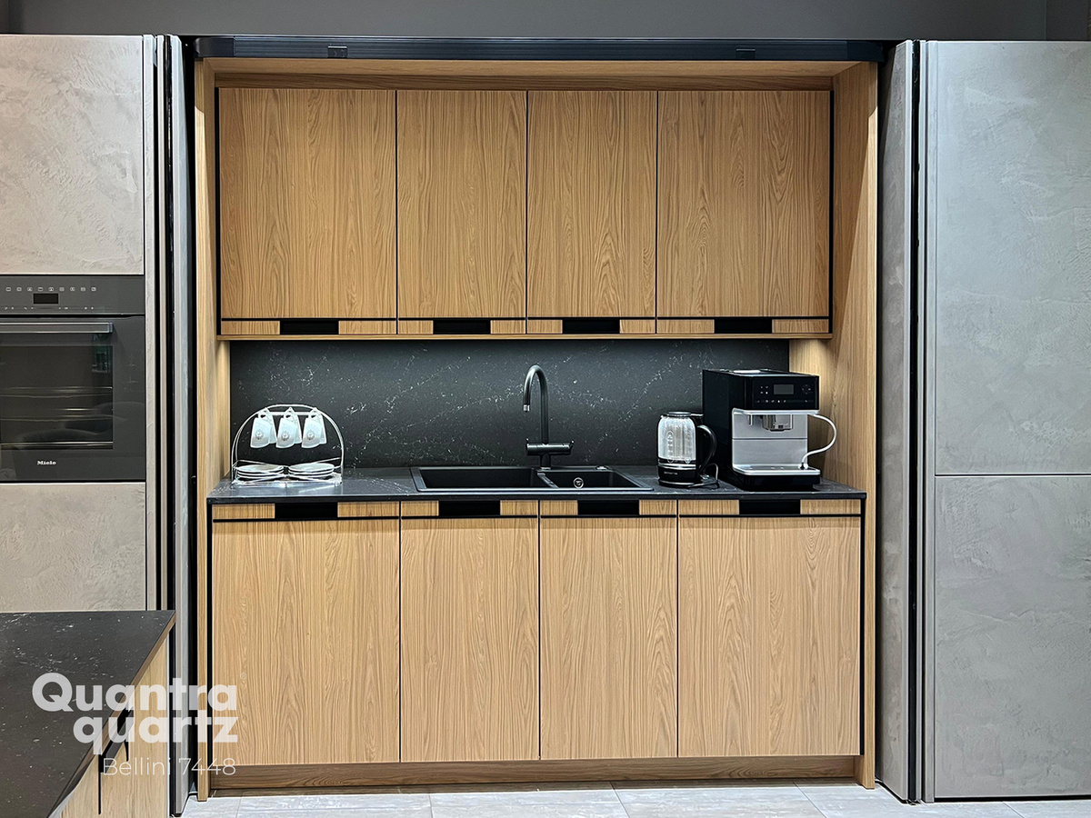 Ниша со скрытой кухней. Столешница из кварцевого камня Bellini (Quantra). Подробнее - на видео ниже.