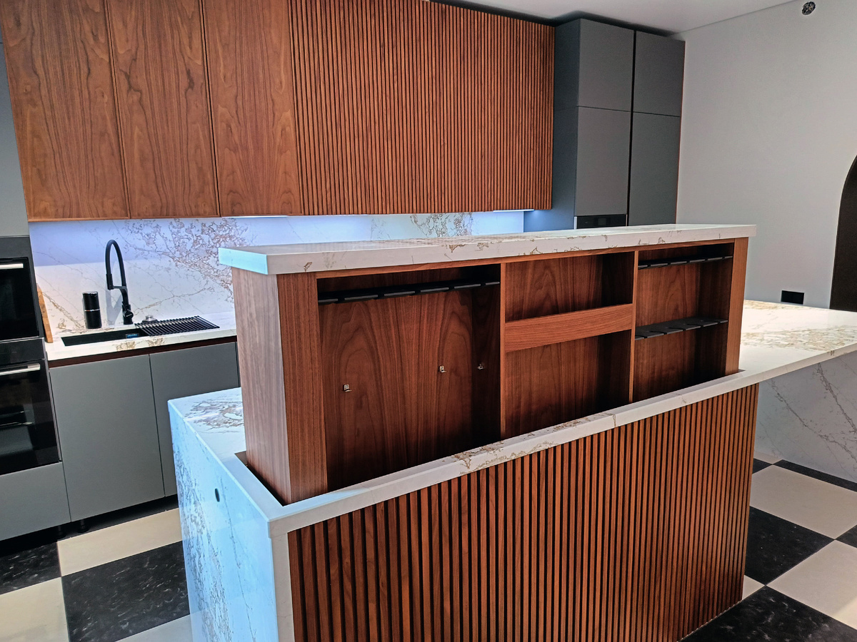 Кухонный фартук, столешница и остров - из кварцевого камня Panteon от QuantraQuartz.