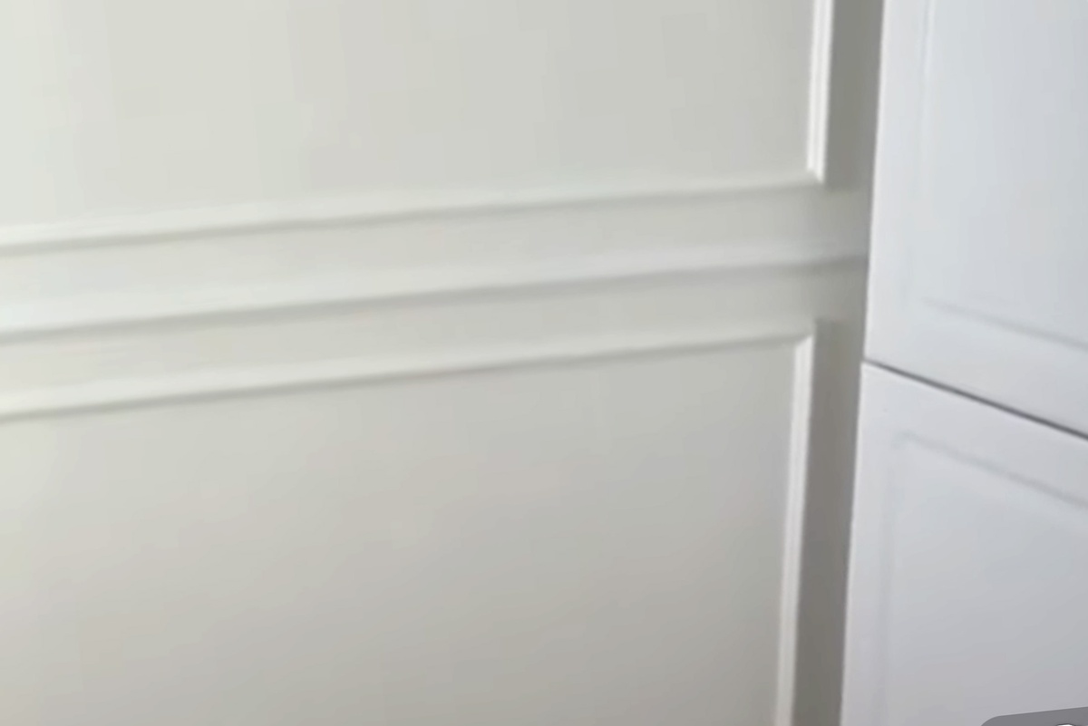    Молдинг - это декоративная объемная накладка, монтирующаяся на ровных поверхностях. / Фото: кадр из видео/ соцсети