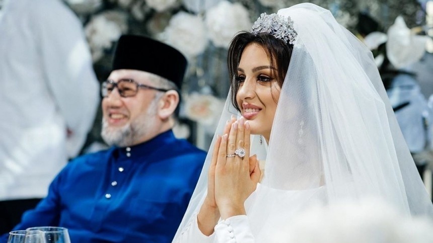 Свадебное фото Оксаны Воеводиной с королем Малайзии. Фото: МК