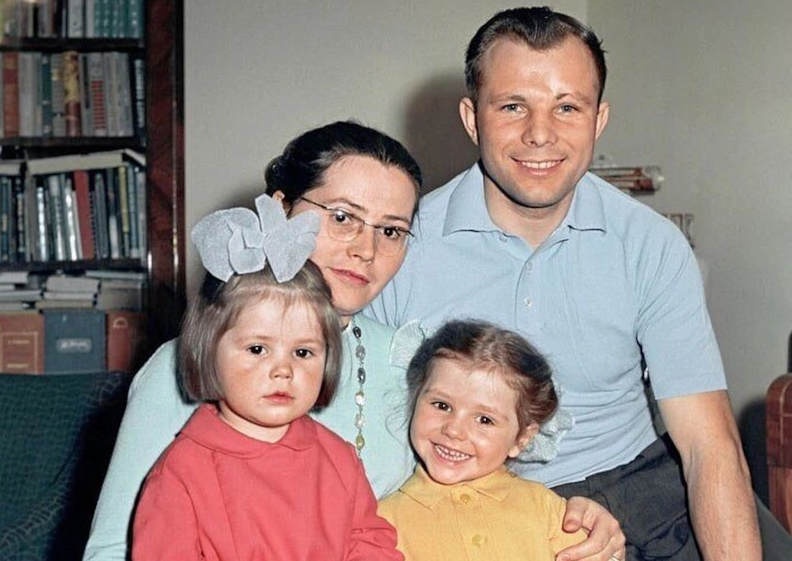 Юрий Гагарин с женой и дочками