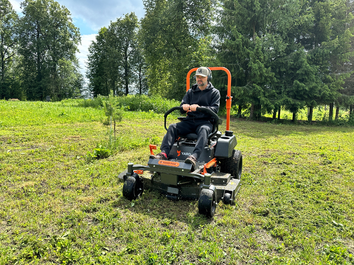 На фото: Райдер бензиновый YARD FOX TZ 122 SH 