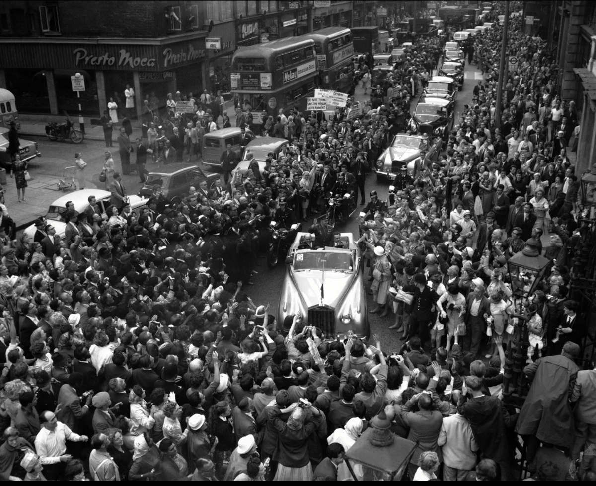 Ю. Гагарин приветствует людей по пути из аэропорта в посольство СССР в Лондоне. 11.07. 1961. Фото: AP Photo