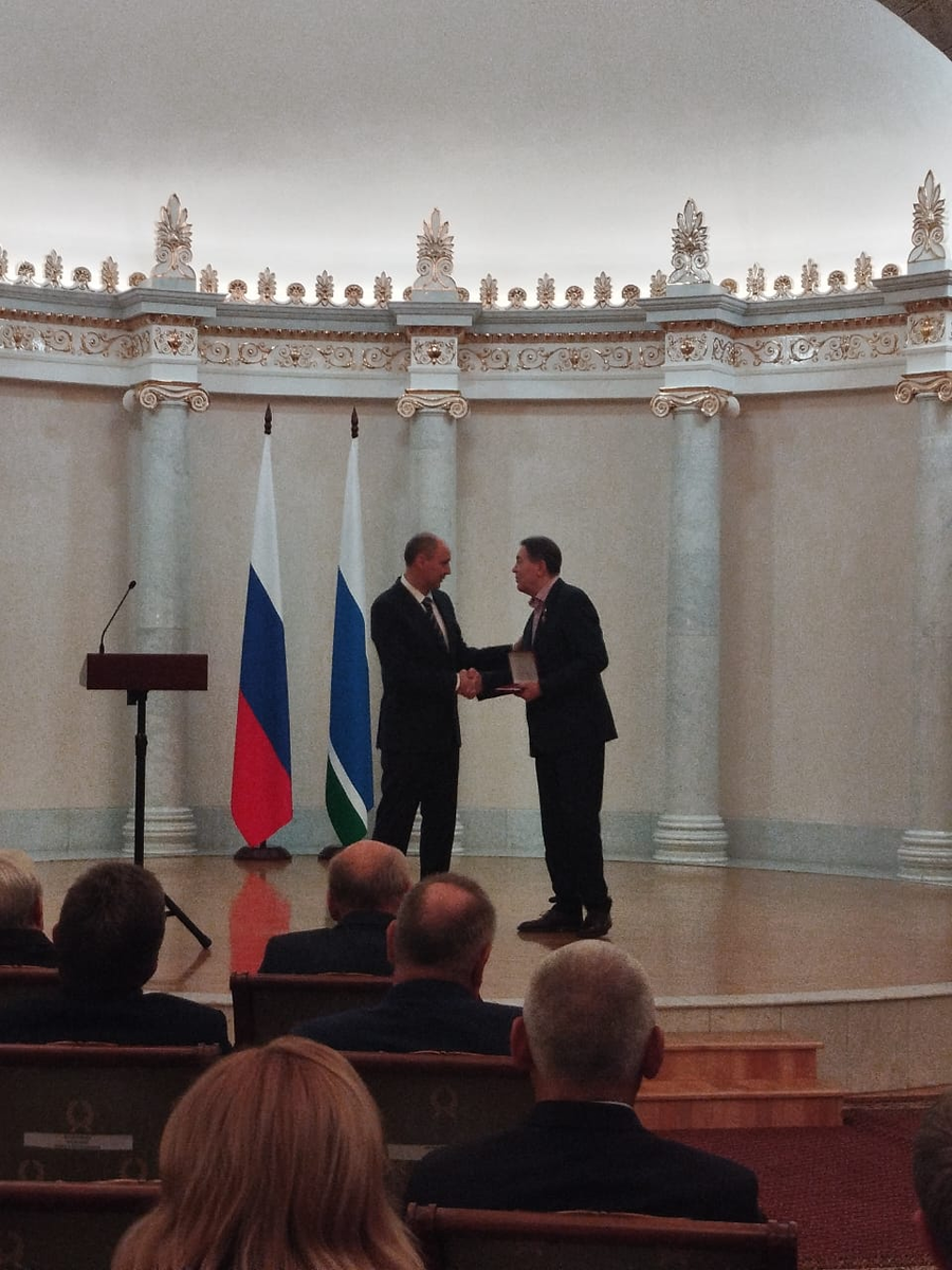 Губернатор Свердловской области Денис Паслер поздравляет Александра Лощенко.
