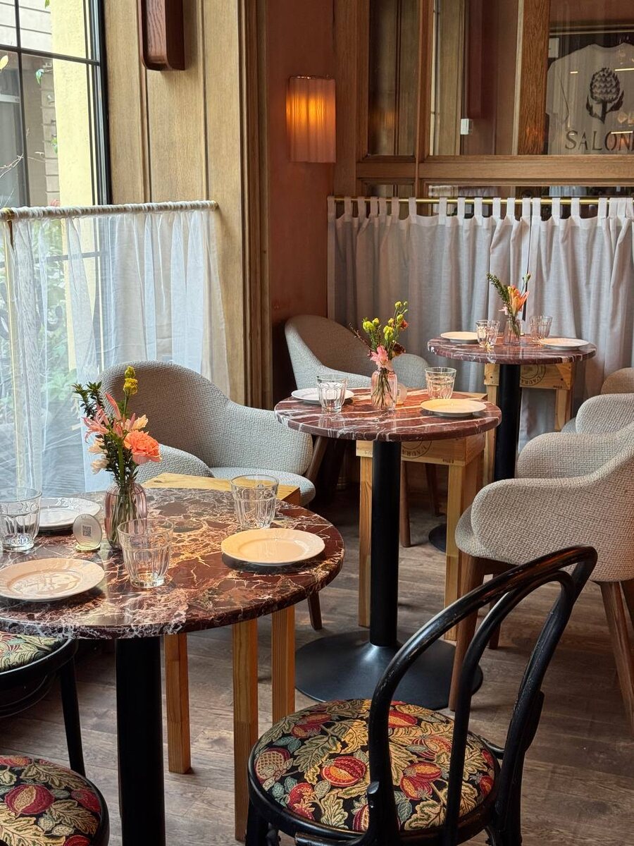 столики у окна