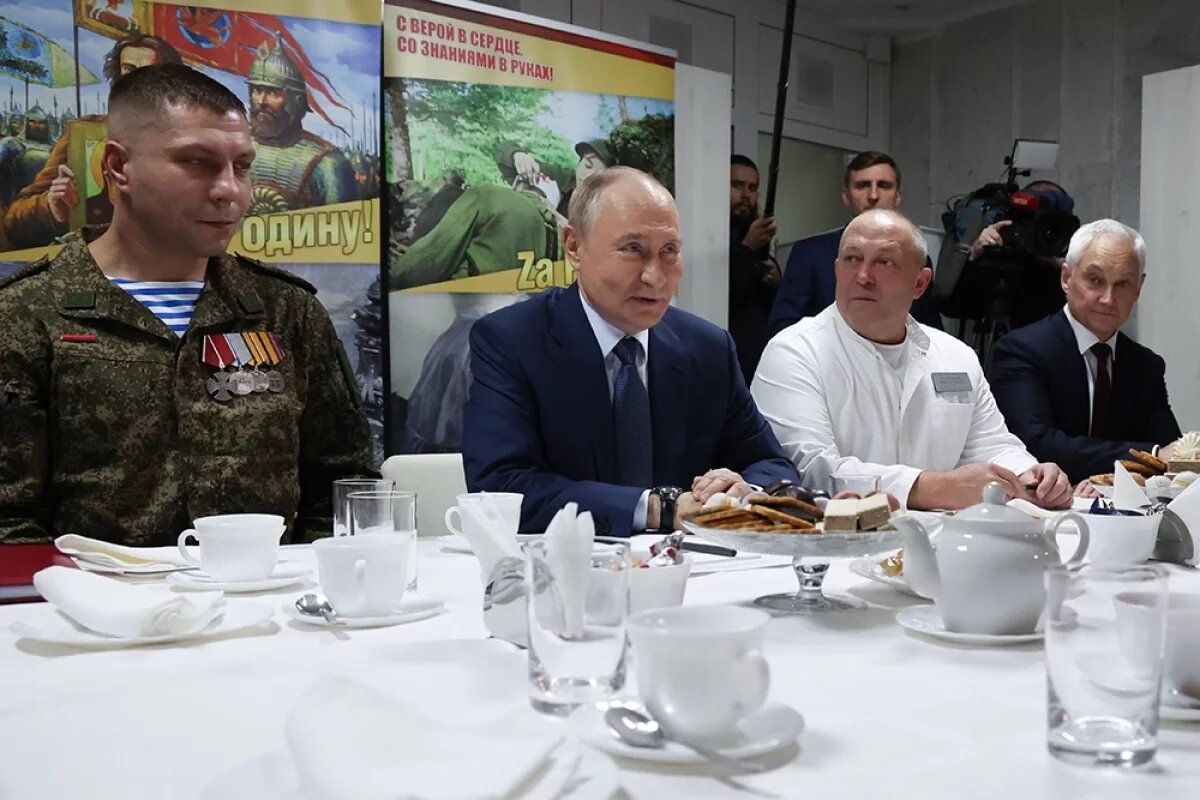    Разговор шел и о текущей ситуации на фронте, и о настроениях в войсках, и об испытании нового оружия.