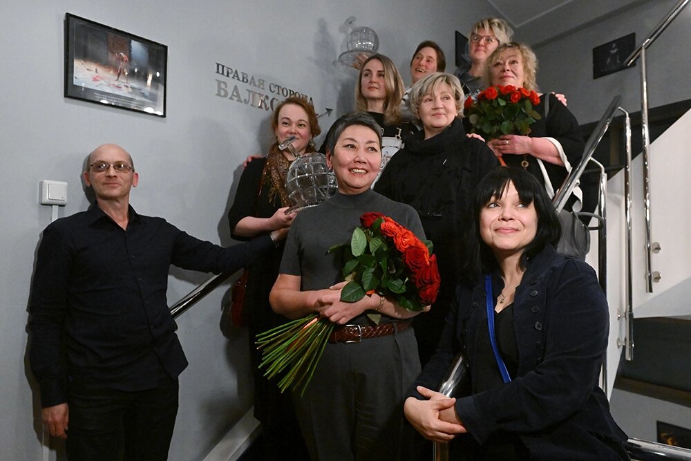    Труппа Театра кукол. С. В. Образцова фотографируется после XXI церемонии награждения победителей Московской ежегодной театральной премии Союза театральных деятелей РФ «Гвоздь сезона». Труппа театра получила премию за спектакль «Я — Сергей Образцов». В центре: директор театра Елена Булукова. Фото: РИА Новости/ Кирилл Каллиников