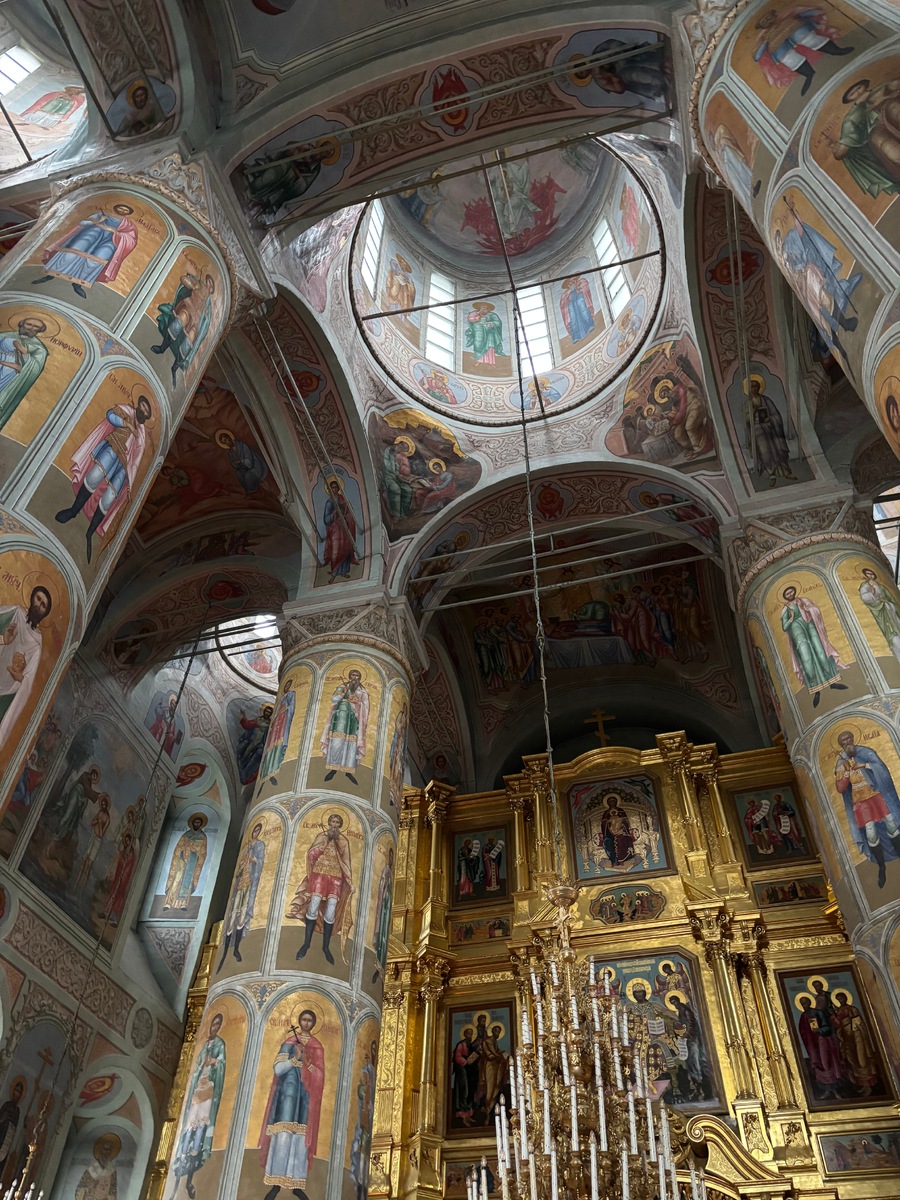 Роспись и иконостас в Успенском соборе