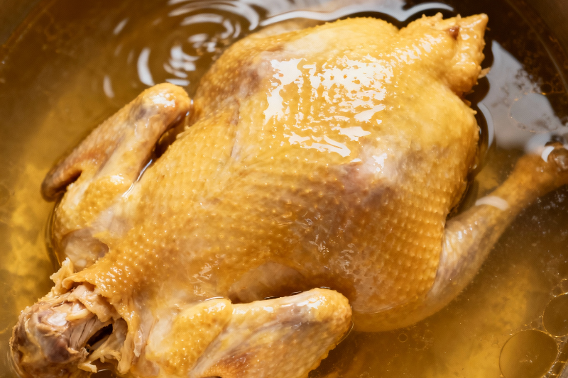 Вареная курица в бульоне