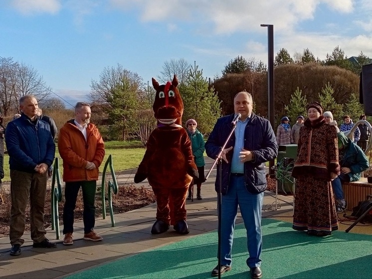     В Валдае прошел праздник в честь открытия многофункциональной площадки на Песчаной улице. фото со страницы главы Валдайского округа Юрия Стадэ ВКонтакте