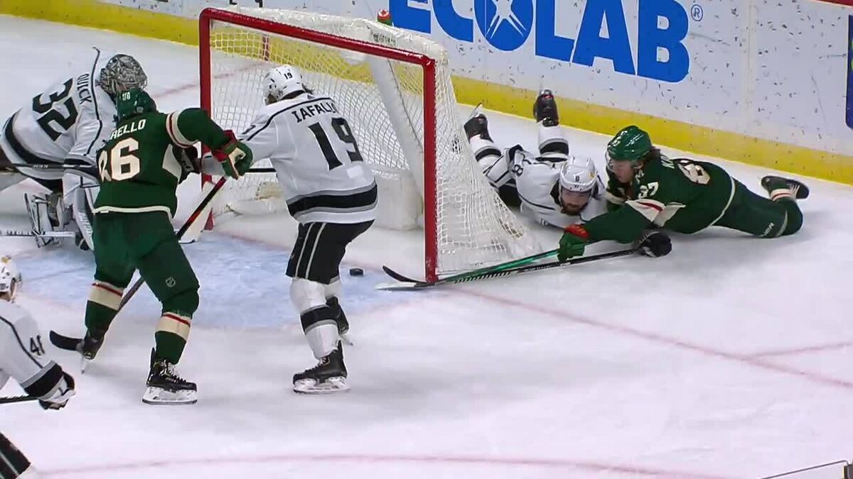 Гол Капризова в падении из-за ворот.  фото: картини яндекс