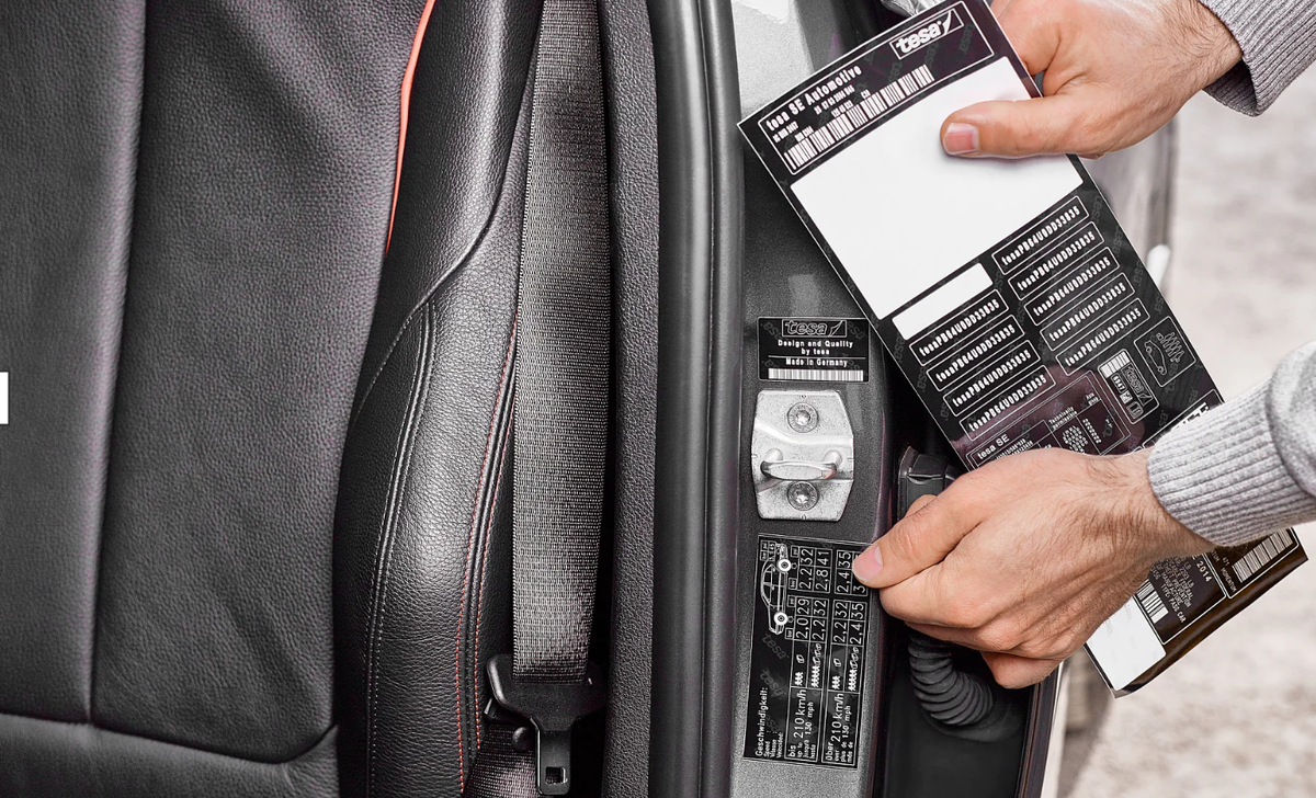 Наклейка с рекомендуемым давлением в шинах автомобиля в проеме двери, выполненная на акриловой пленке методом лазерной гравировки