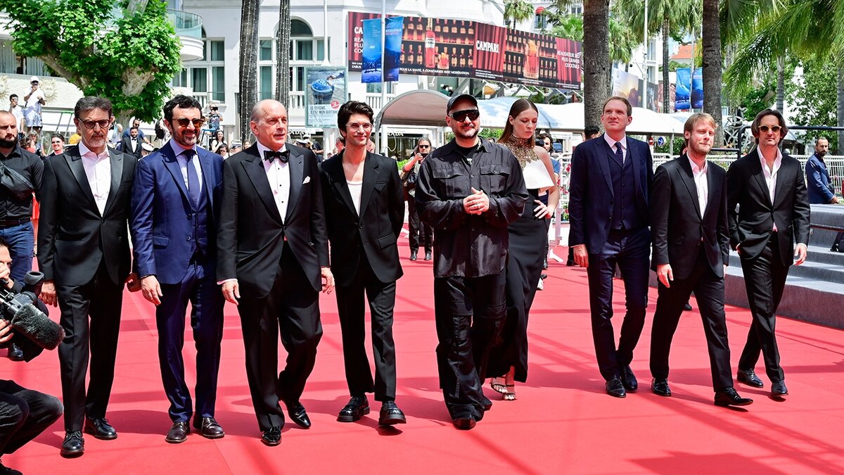   Stephane Cardinale / Corbis via Getty Images- Марио Джанани, Лоренцо Гангаросса, Томас Арана, Бен Уишоу, Кирилл Серебренников, Виктория Мирошниченко, Андрей Бурковский, Илья Стюарт и Дмитрий Рассам присутствуют на красной дорожке «Лимонов. Баллада » на 77-м ежегодном Каннском кинофестивале во Дворце фестивалей в Каннах. Франция, 19 мая, 2024 год