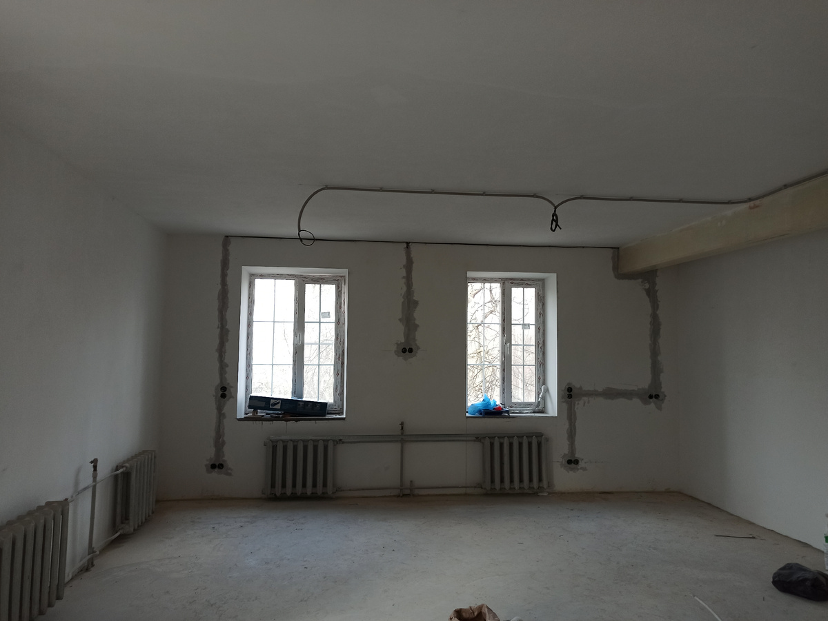 Это уже готовы стены, заменили окна и начали проводить электрику.