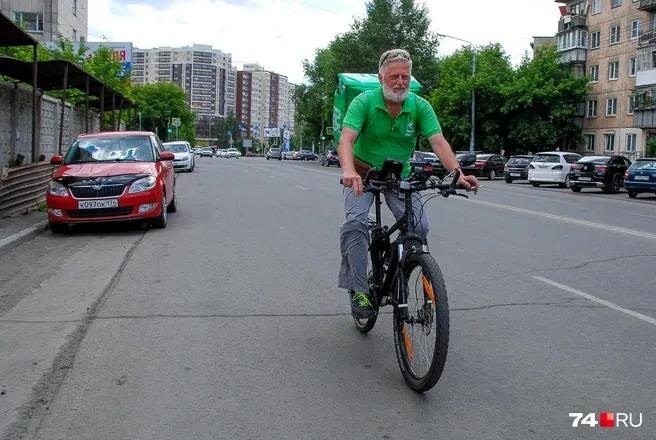 В Челябинске умер 64-летний велокурьер, известный горожанам как «зачётный дед». Обложка © 74.ru / Артём Краснов
