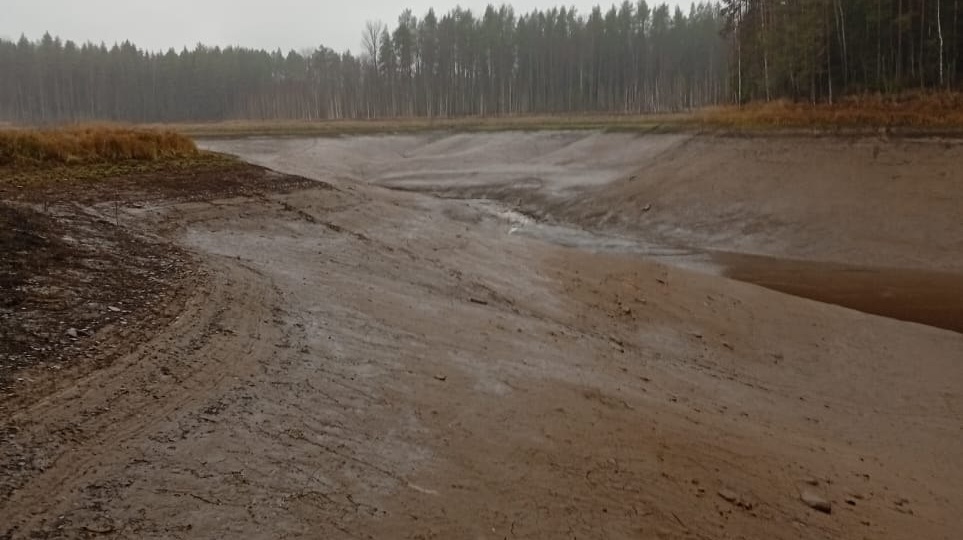 В Вологодской области озеро ушло под землю через огромную воронку