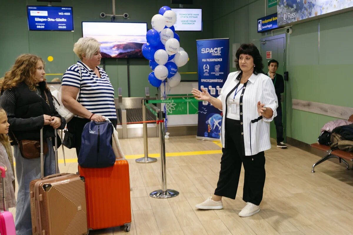    Директор филиала Space Travel в Краснодаре Наталья Евтушенко с пассажирами первого чартера в Египет. Фото: Space Travel