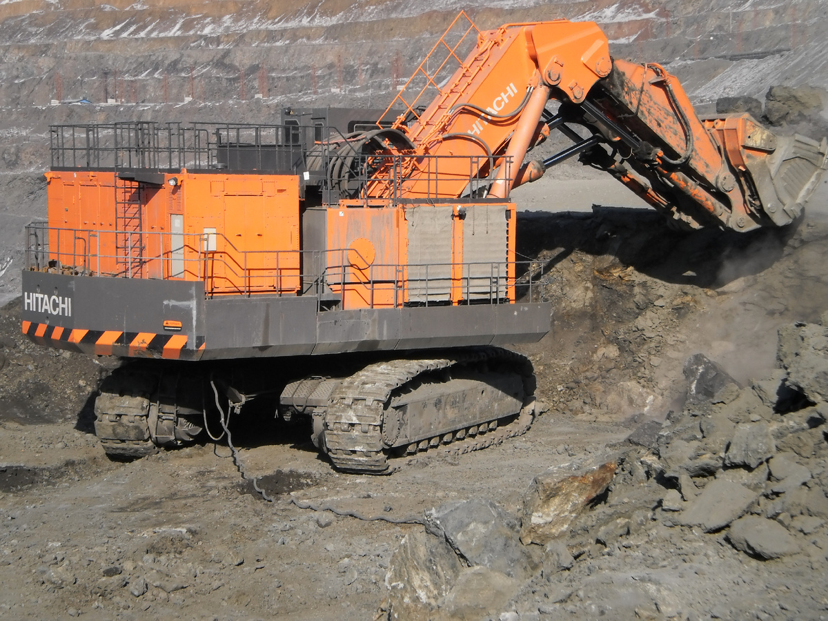Карьерный экскаватор HITACHI: фото от нашего клиента