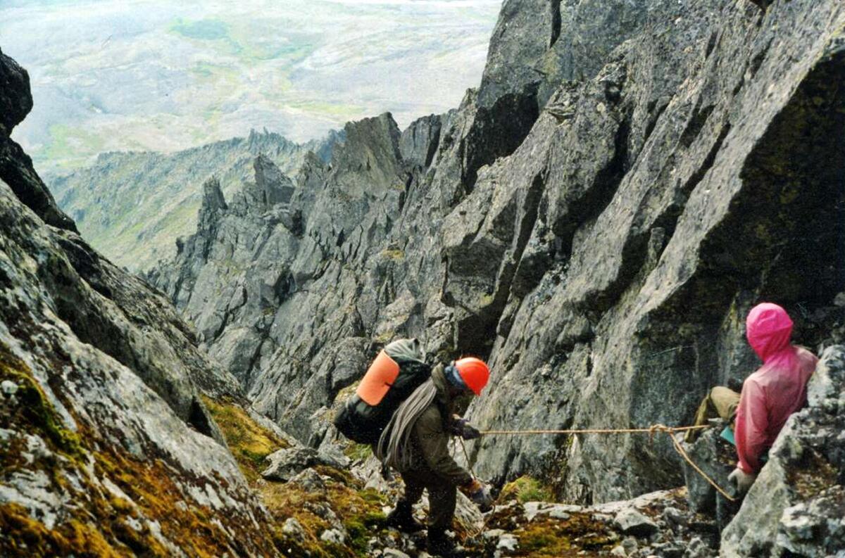    На спуске с Неприступного сложно закрепить верёвку на скалах stalker