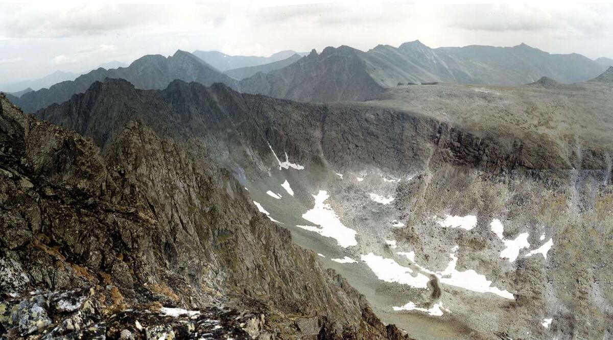    С Северного Неприступного прекрасно видны на севере гора Ремезова (слева) и Регули (справа) stalker