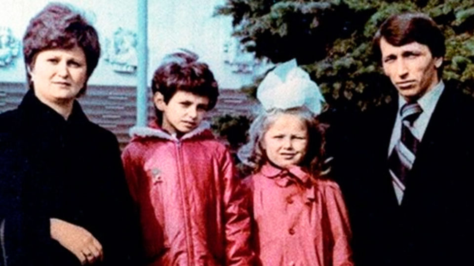 Татьяна Навка в детстве с младшей сестрой и родителями