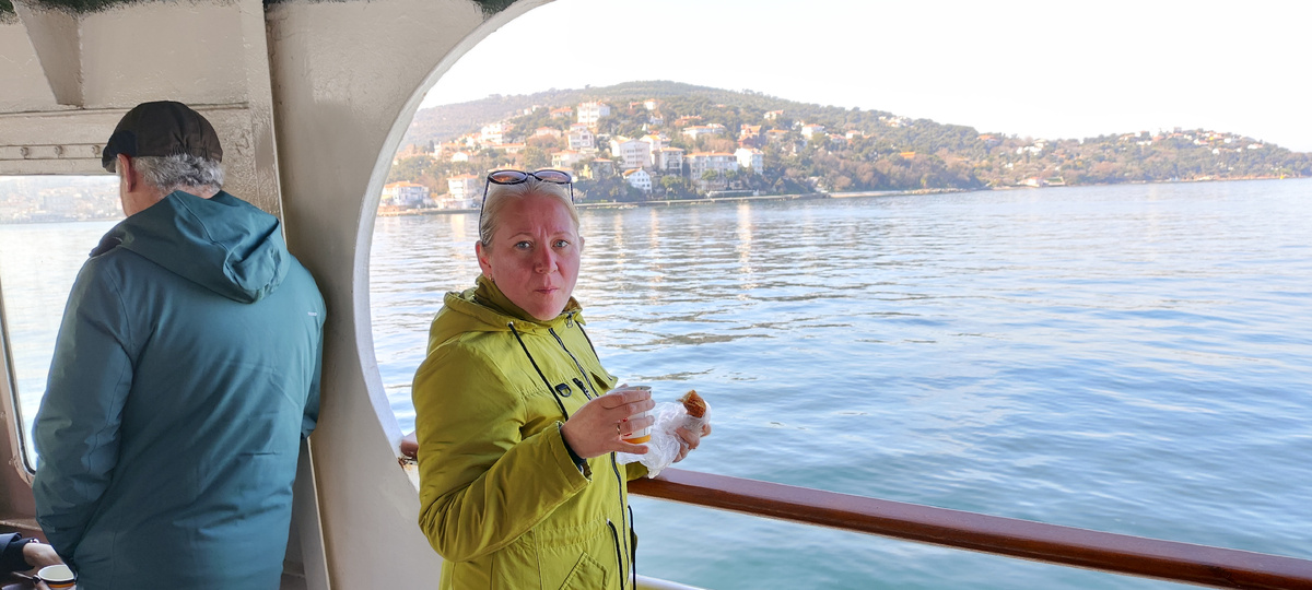 Булочка Симит и чай – неотъемлемая часть водной прогулки