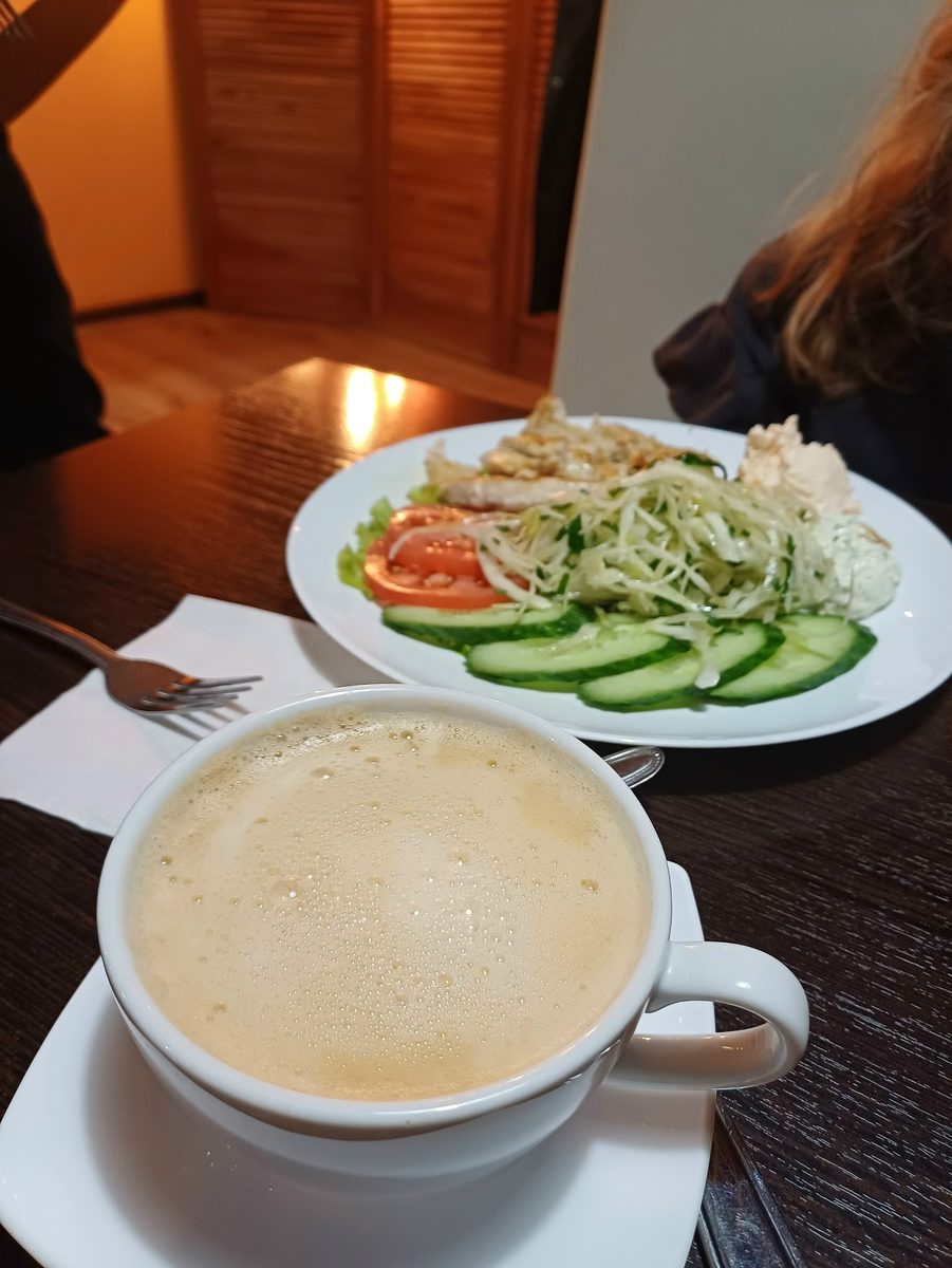 привычный обед после визитов в мед. учреждения. Кофе маме