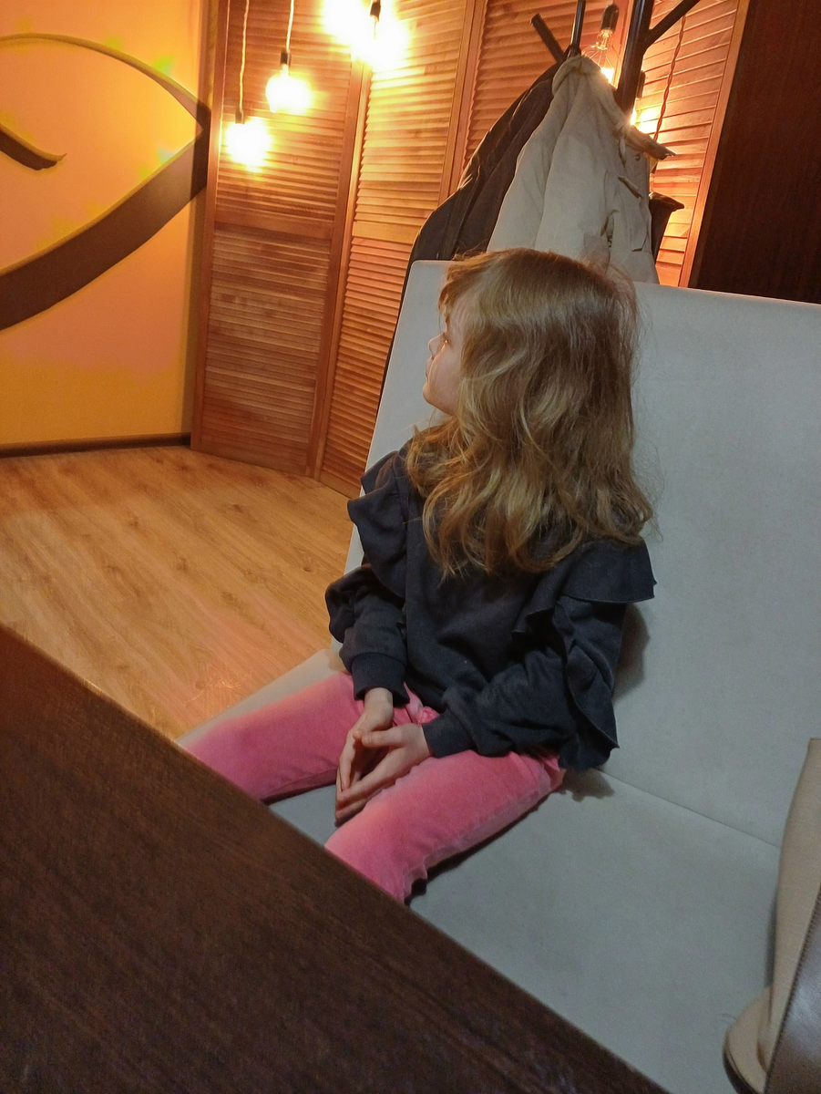 терпеливо ждет, когда приготовят 