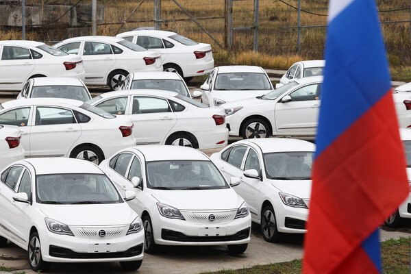 Автомобили Evolute i-PRO на площадке завода компании «Моторинвест» / Александр Рюмин/ТАСС 