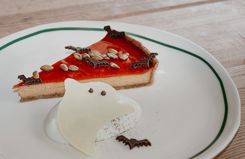     Пряный флан из мускатной тыквы с летучими мышами из темного шоколада и привидением из белого шоколада от кондитера Pomme Verte Ильи Саприна. Десерт дополняет свеча-привидение от бренда «Во-первых, это красиво».    
 Фото: пресс-служба