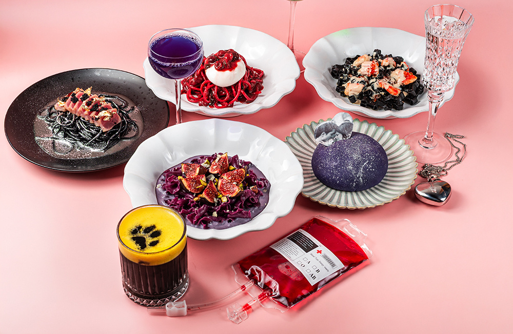     В Pasta Queen действует специальное меню Vampire Saga по мотивам «Сумерек» и «Дневников вампира». В него входят «Паста клана Вольтури» с красными спагетти в пряном вишневом соусе, паста «Сияние Эдварда» с черными спагетти, моти «Тирамисумерки» с черничным конфитюром и голубикой, коктейль «Bloody Белла» в капельнице и многое другое.     
 Фото: пресс-служба