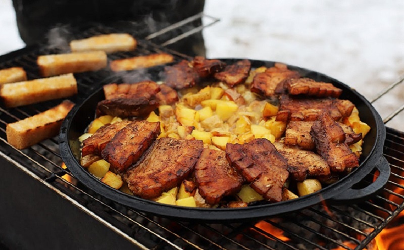 Тонкое сало на мангале: идеальный дуэт хруста и вкуса с молодой картошкой